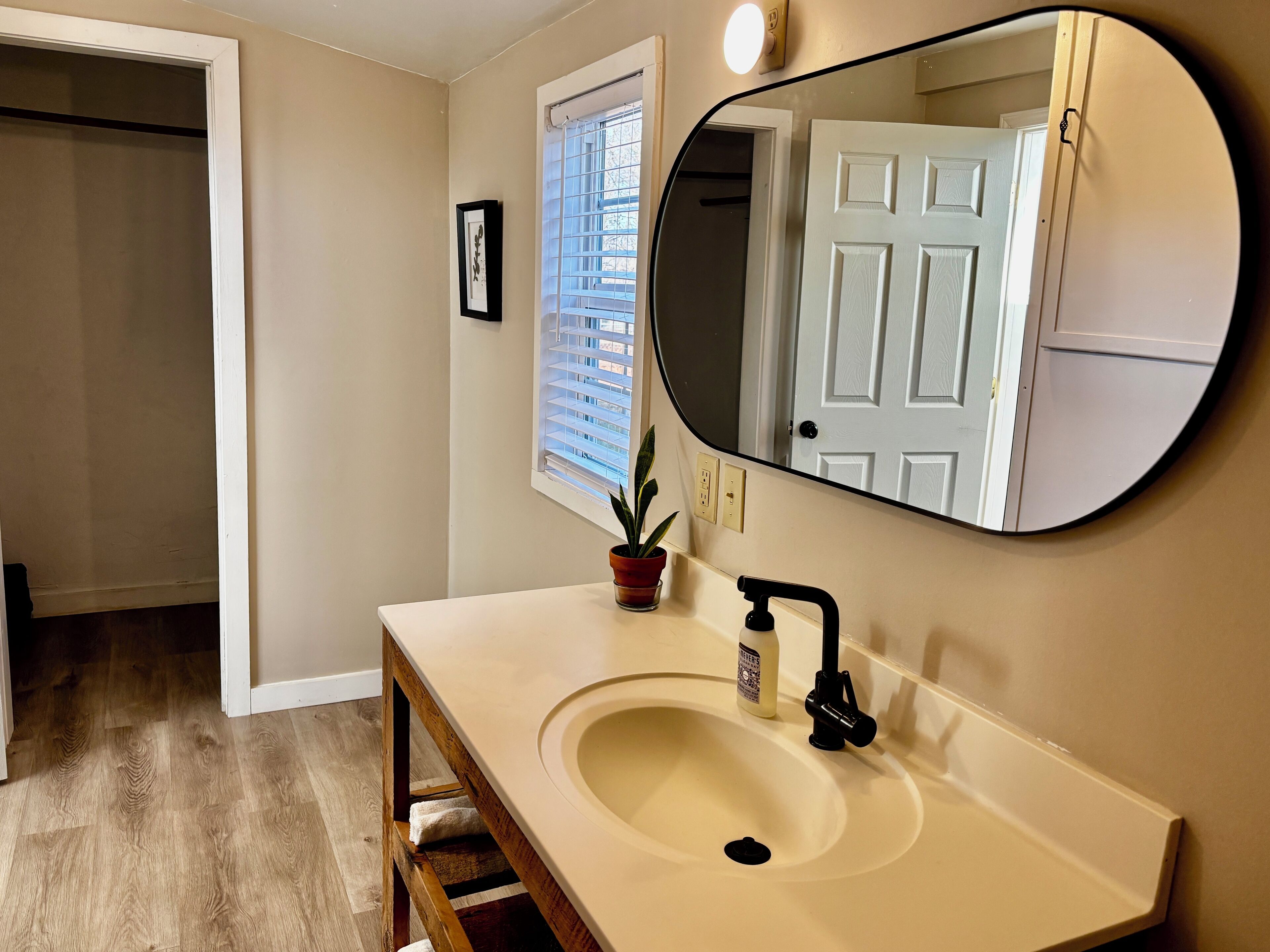 Sèche-cheveux, serviettes fournies, savon, papier toilette