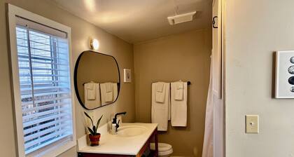 Comfy 1-bedroom cottage in walkable Waynesville.