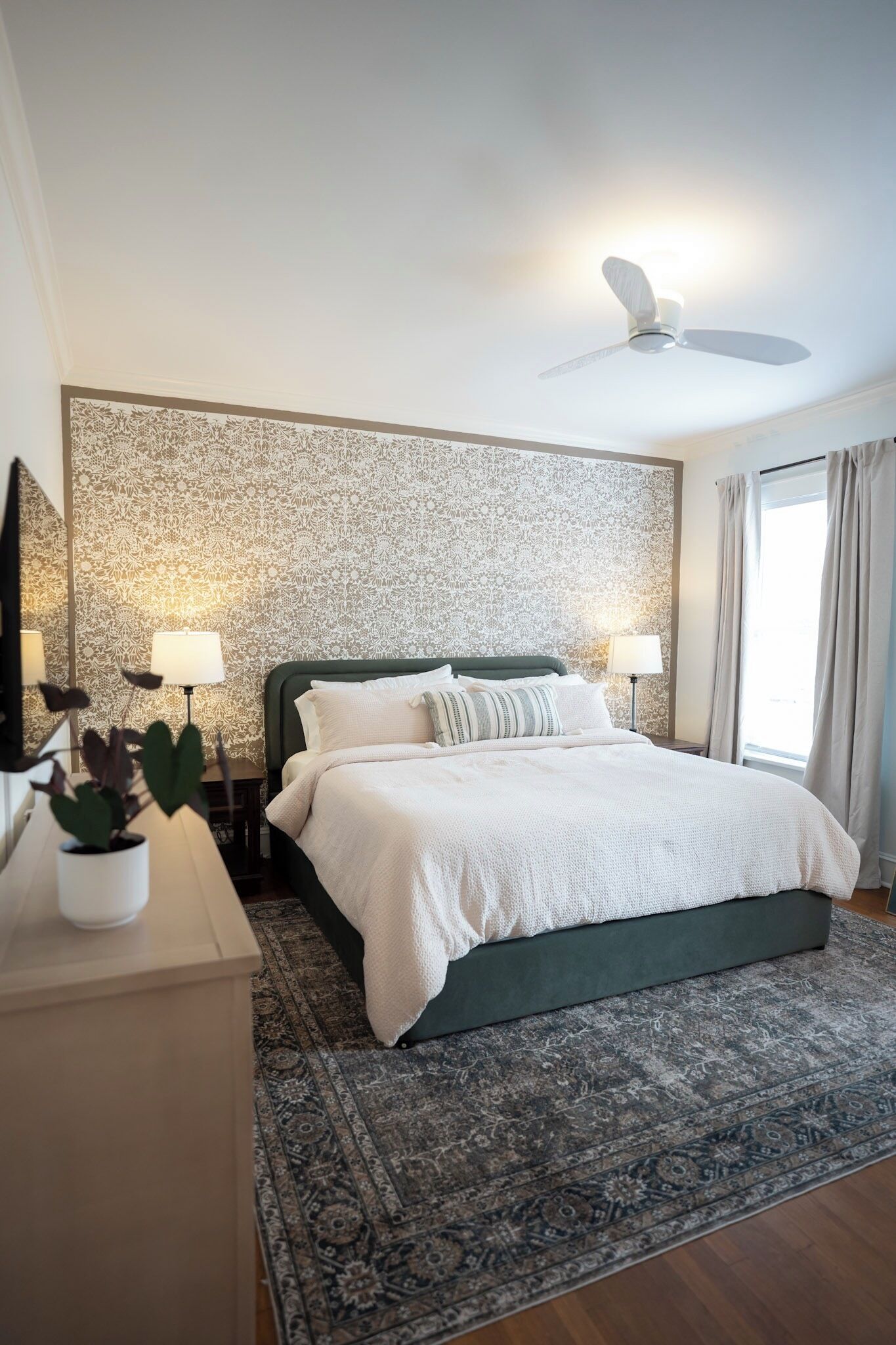 3 dormitorios, tabla de planchar con plancha, cuna de viaje