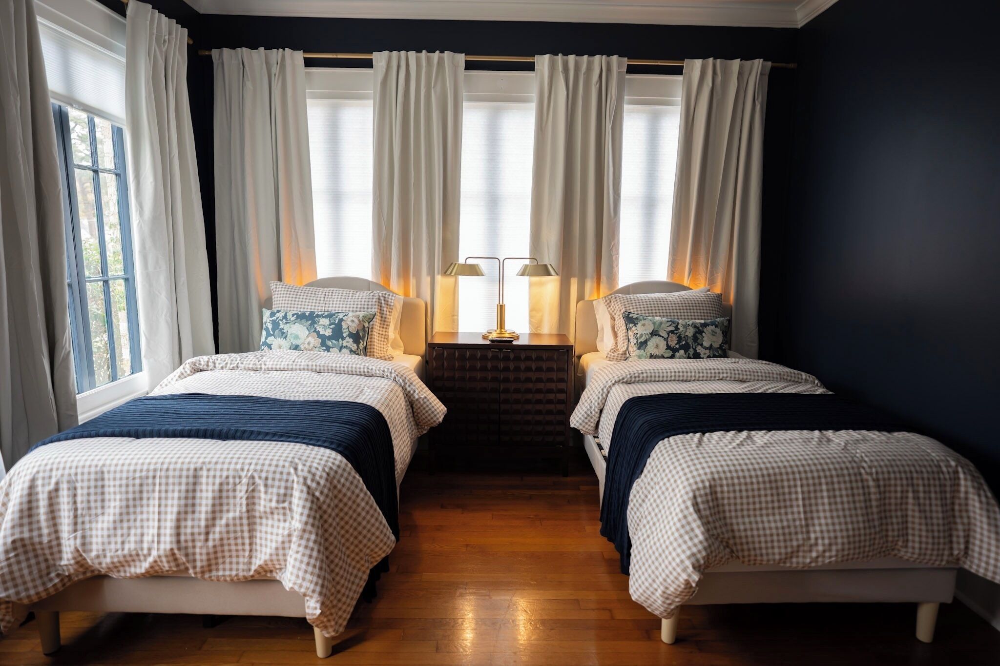 3 habitaciones, tabla de planchar con plancha y cuna de viaje 