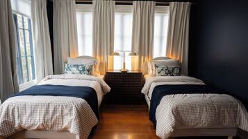 3 habitaciones, tabla de planchar con plancha y cuna de viaje