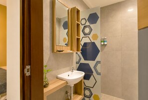 Deluxe Double Room, Non Smoking, Courtyard View | Bathroom - Casananta Seminyak (Seminyak)