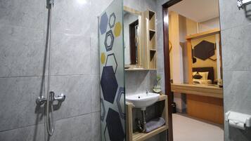 Deluxe Double Room, Non Smoking, Courtyard View | Bathroom