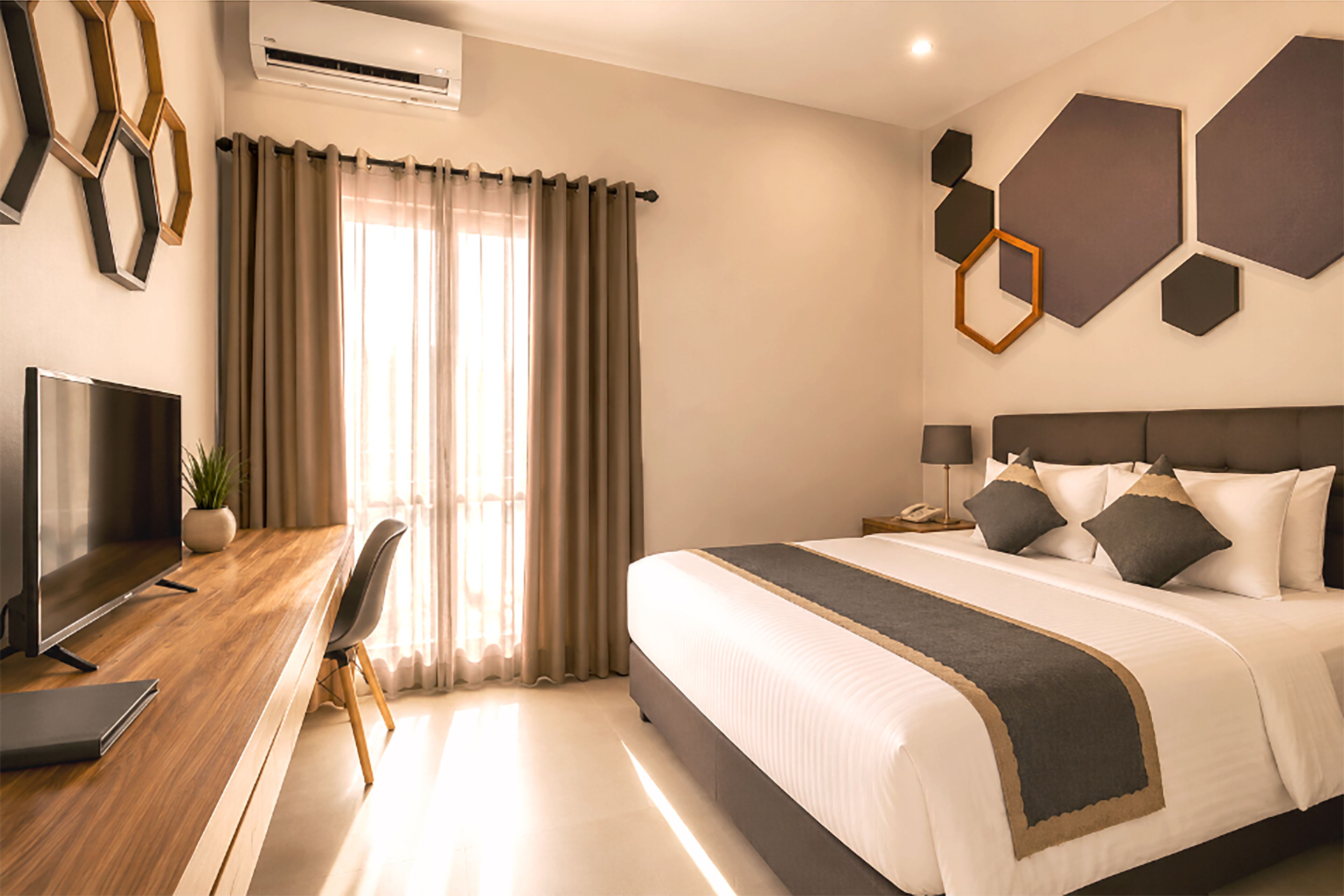 Deluxe Double Room, Non Smoking, Courtyard View | Blackout drapes, iron/ironing board, free WiFi