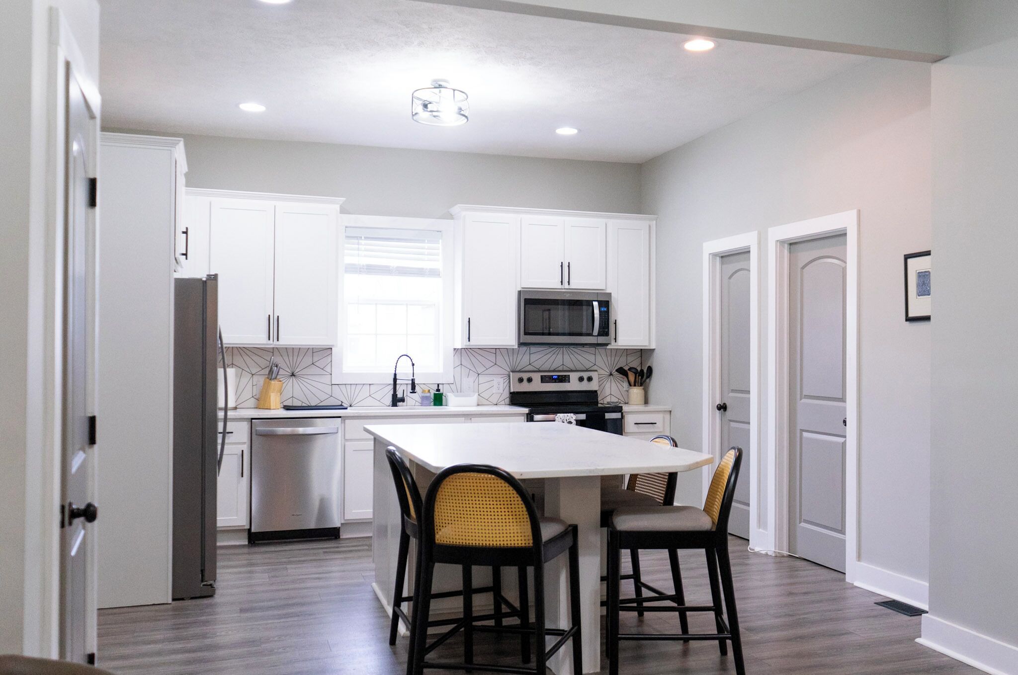 Mikrobølgeovn, ovn, kokeplater og oppvaskmaskin