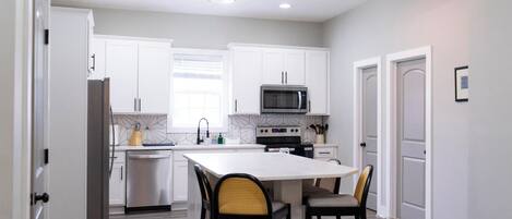 Mikrobølgeovn, ovn, kokeplater og oppvaskmaskin