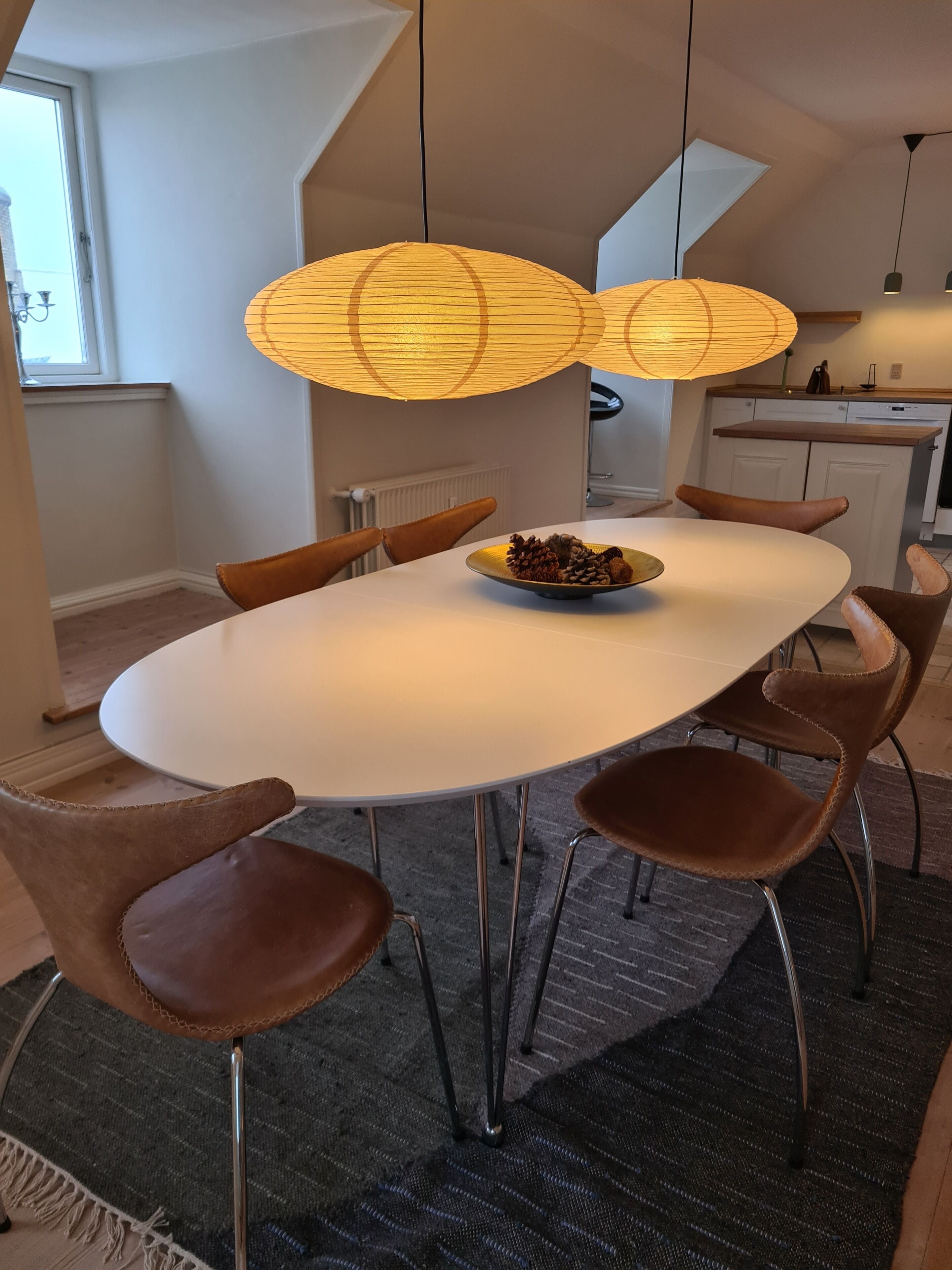 Escritorio y espacio para trabajar con laptop 