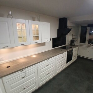 Exklusiv svit - utsikt mot staden | Eget kök | Stort kylskåp, mikrovågsugn, ugn och spishäll