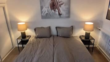 Skrivebord, skrivebord for bærbar PC og strykejern/-brett