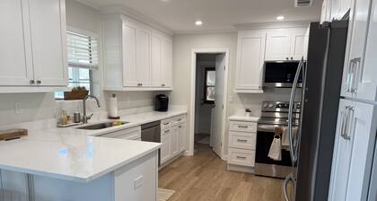 Family-Friendly cozy 3BR Lakefront Cottage with Private Shoreline