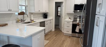 Family-Friendly cozy 3BR Lakefront Cottage with Private Shoreline