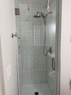 Dusche, Handtücher, Seife, Toilettenpapier