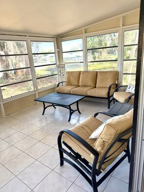 Smart TV - Family-Friendly cozy 3BR Lakefront Cottage with Private Shoreline (Lake Placid)