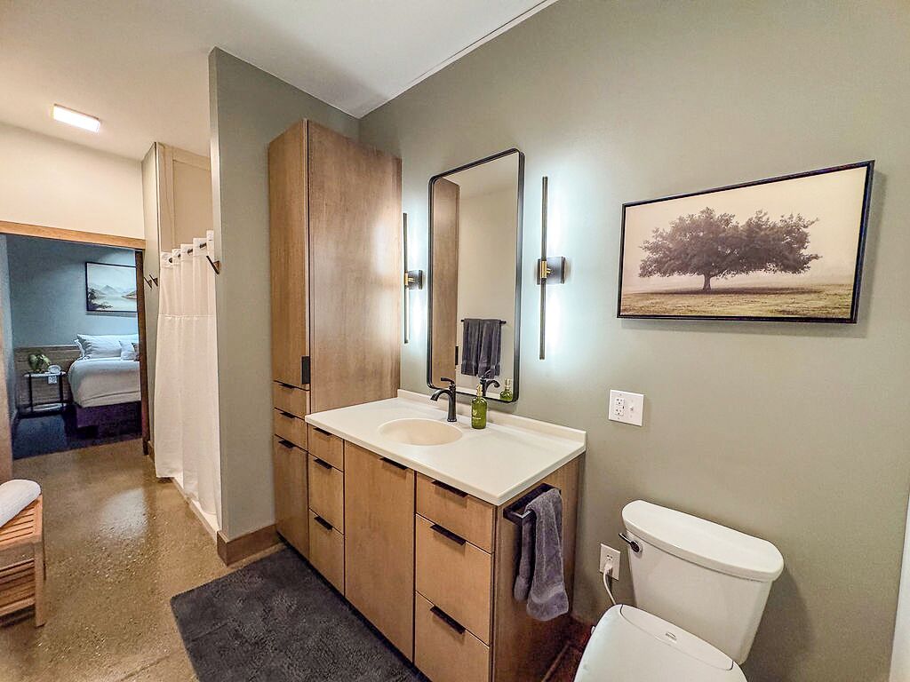 Sèche-cheveux, serviettes fournies, savon, papier toilette