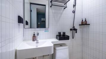 Doppia Basic | Bagno | Doccia, asciugacapelli, asciugamani, sapone