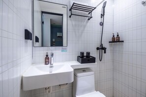 Doppia Basic | Bagno | Doccia, asciugacapelli, asciugamani, sapone