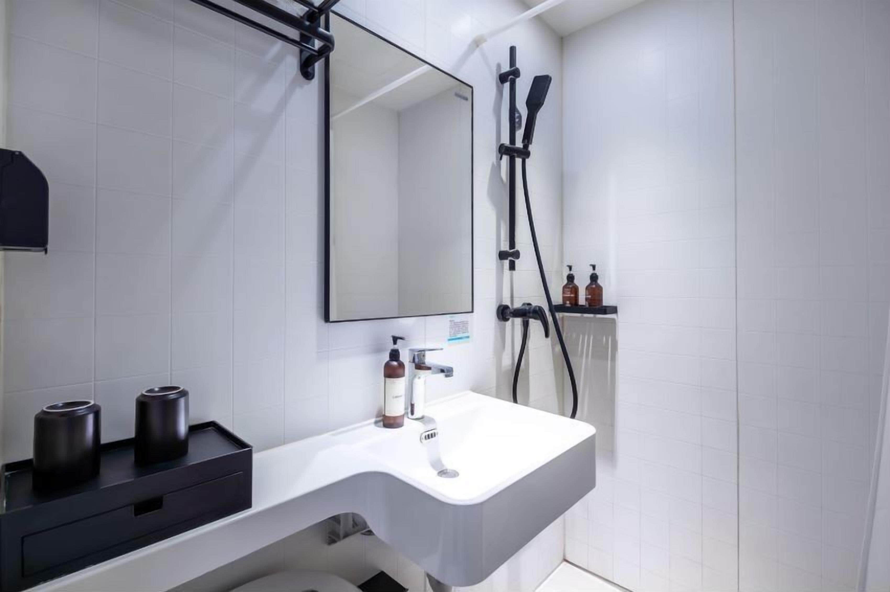 Classic Double Room | Bathroom | Shower, hair dryer, towels, soap
