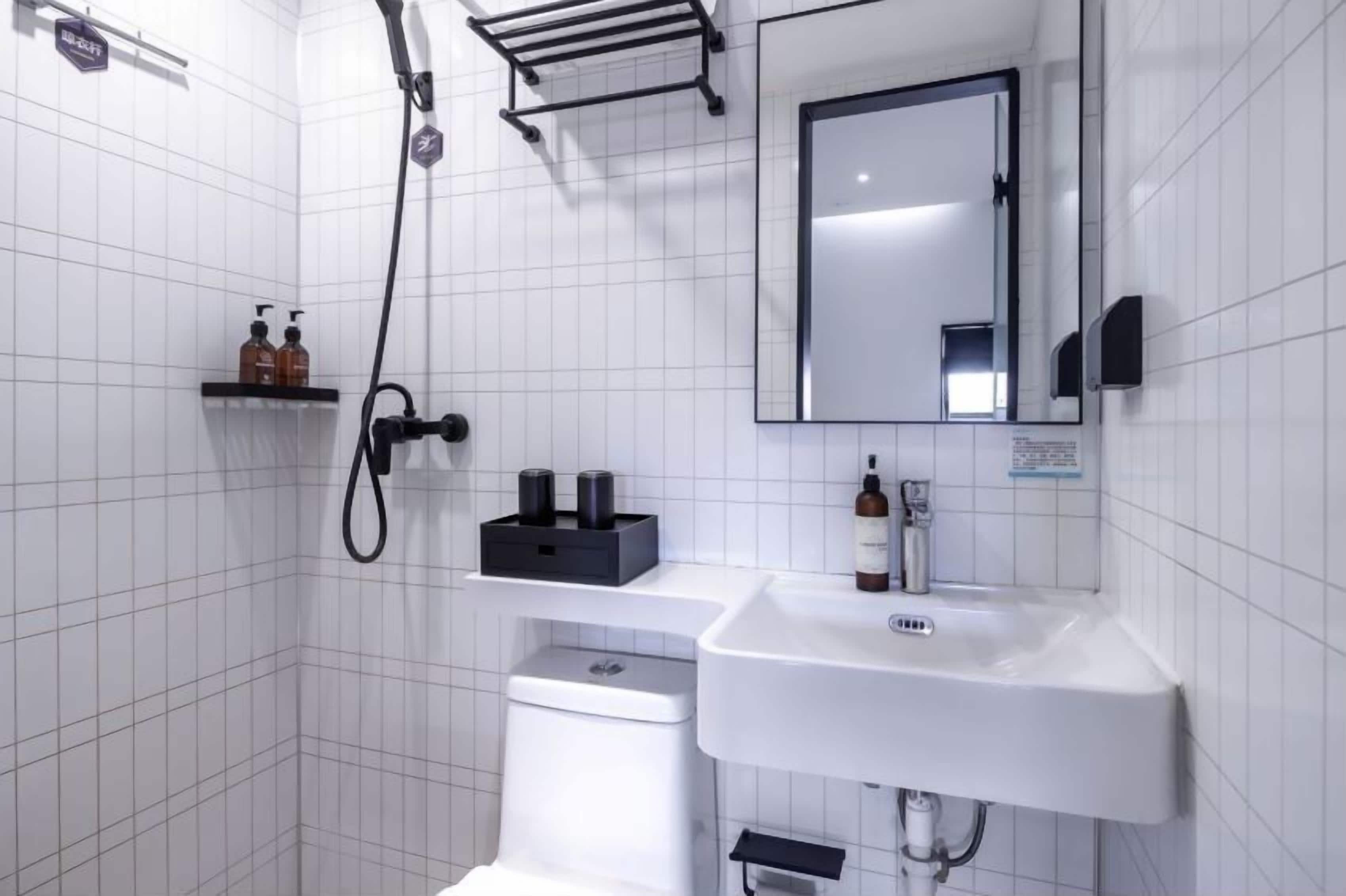 Ducha, secador de pelo, toallas, jabón