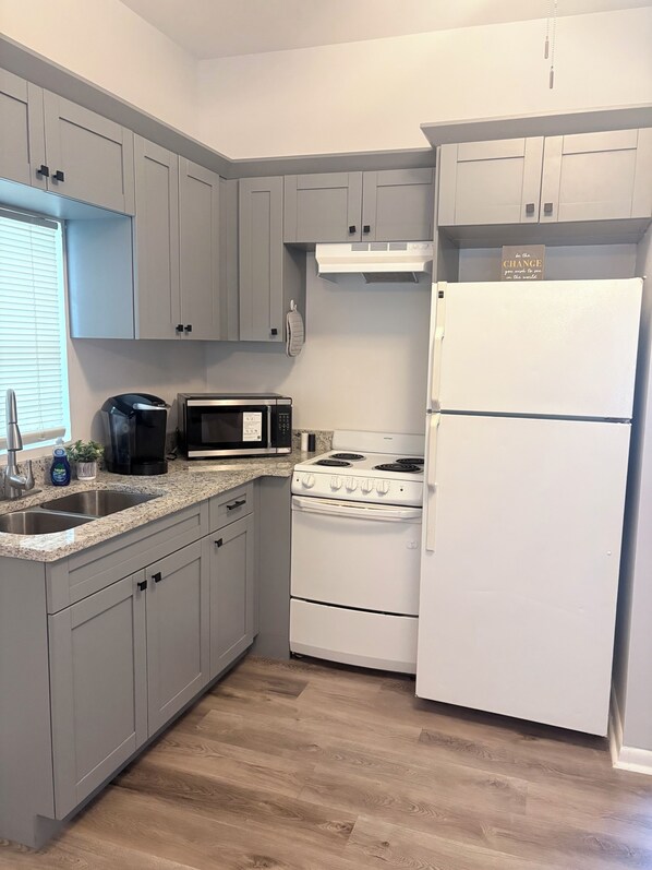 Fridge, oven, stovetop, coffee/tea maker