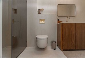Asciugacapelli, asciugamani, sapone, carta igienica