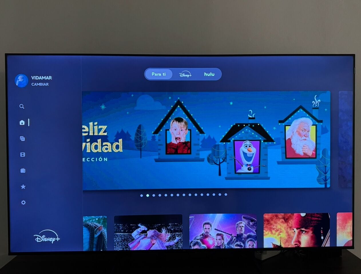 Un écran de télévision affichant l’interface de Disney+, avec un menu de sélection sur le thème de Noël.