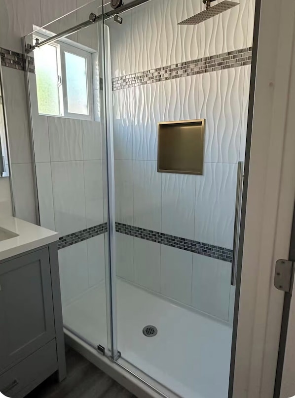 Douche, séchoir à cheveux, serviettes fournies, papier de toilette
