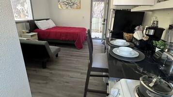 Iron/ironing board, WiFi, bed sheets