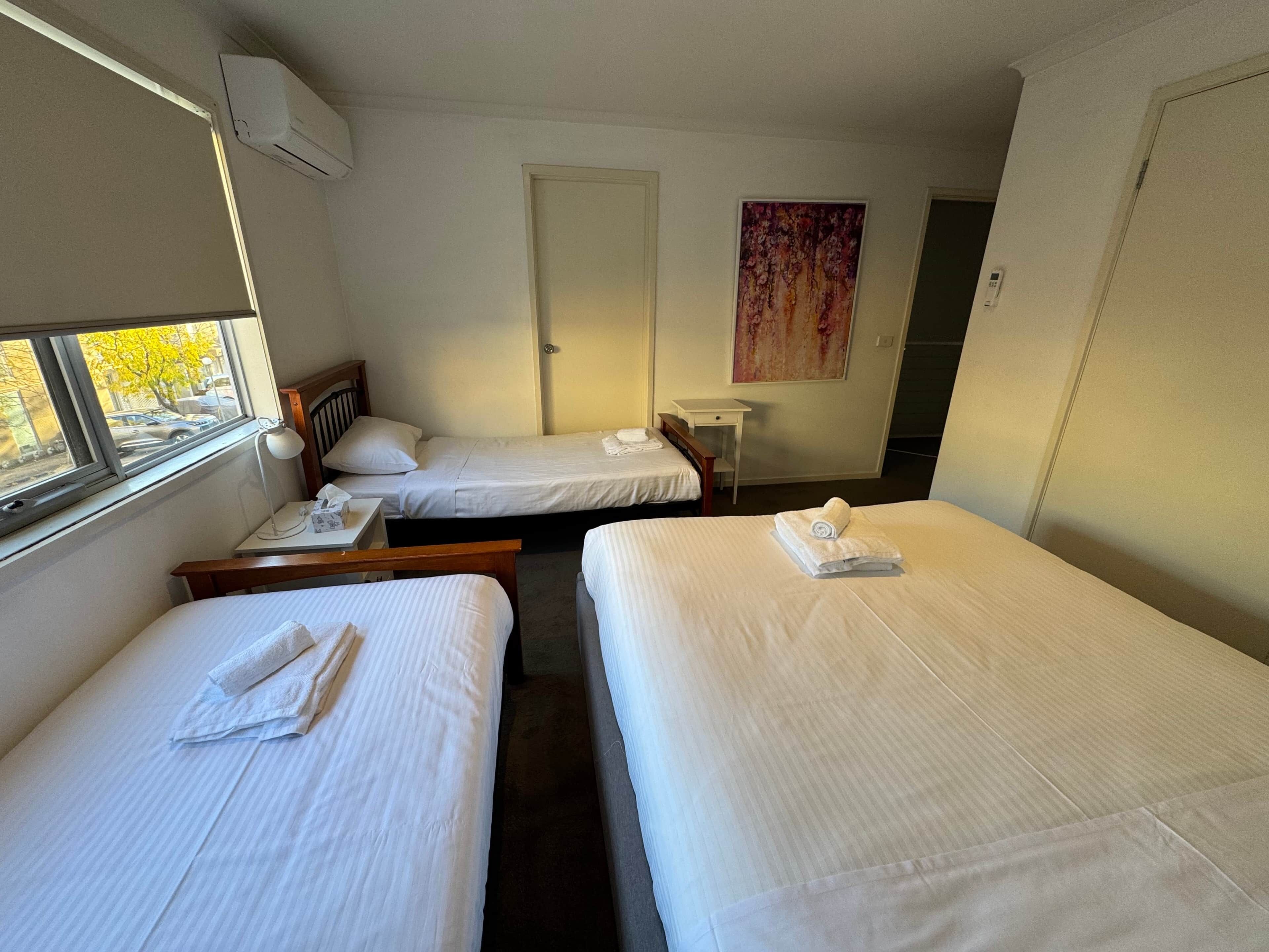 3 habitaciones, tabla de planchar con plancha, wifi y ropa de cama 