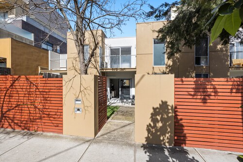 Sleep 5 | Luxury Box Hill Townhouse