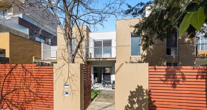 Sleep 5 | Luxury Box Hill Townhouse