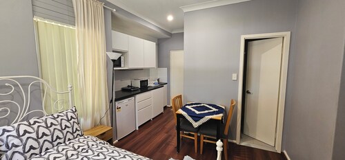 Peaceful self-contained studio own entrance