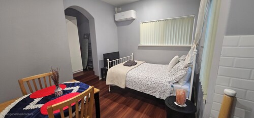 Peaceful self-contained studio own entrance