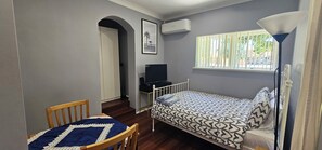 Iron/ironing board, WiFi, bed sheets