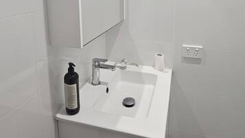 SĂšche-cheveux, serviettes fournies, papier toilette