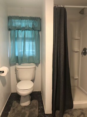 Shower, hair dryer, towels, soap - Cozy studio in peaceful Kailua-Kona with refreshing AC (Kailua-Kona)
