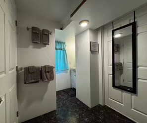 Shower, hair dryer, towels, soap - Cozy studio in peaceful Kailua-Kona with refreshing AC (Kailua-Kona)