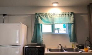 Private kitchen - Cozy studio in peaceful Kailua-Kona with refreshing AC (Kailua-Kona)