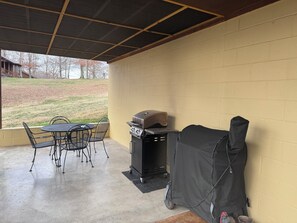 Outdoor dining - Lake View House – Luxury Retreat for up to 10 (Byrdstown)