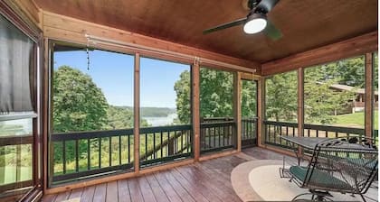 Lake View House – Luxury Retreat for up to 10