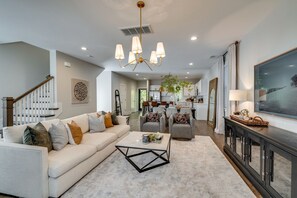Living area - Minutes to BNA Airport, Spacious 3BR Home & Ample Parking (Nashville)