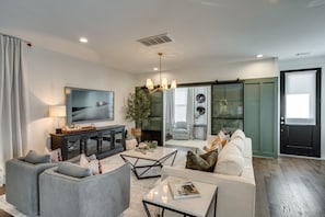 Living area - Minutes to BNA Airport, Spacious 3BR Home & Ample Parking (Nashville)
