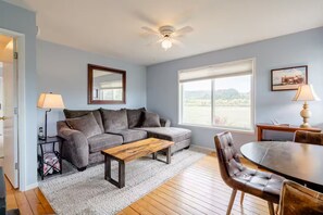 Smart TV, fireplace, books, stereo