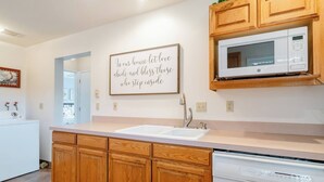 Unclassified image, 3 of 30, button - Stay at Harry's Cottage, a peaceful 2 bedroom 1 bath at Gahr Farm Nature Reserve (McMinnville)