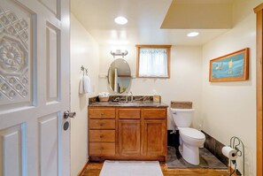 Shower, hair dryer, towels, soap - Stay at Willow Cottage, a peaceful 2 bedroom 1 bath at Gahr Farm Nature Reserve (McMinnville)