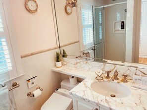 Shower, bidet, towels, soap - Cozy Oasis with Pool & Fireplace (West Hempstead)