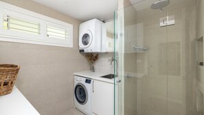 Shower, hair dryer, towels, soap - Verona House (Shoal Bay)