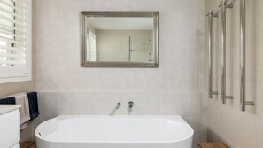 Shower, hair dryer, towels, soap - Verona House (Shoal Bay)