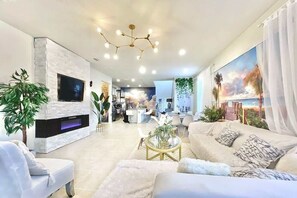 Smart TV, fireplace, video games, table football - Themed Villa with Heated Pool & Theater (Kissimmee)