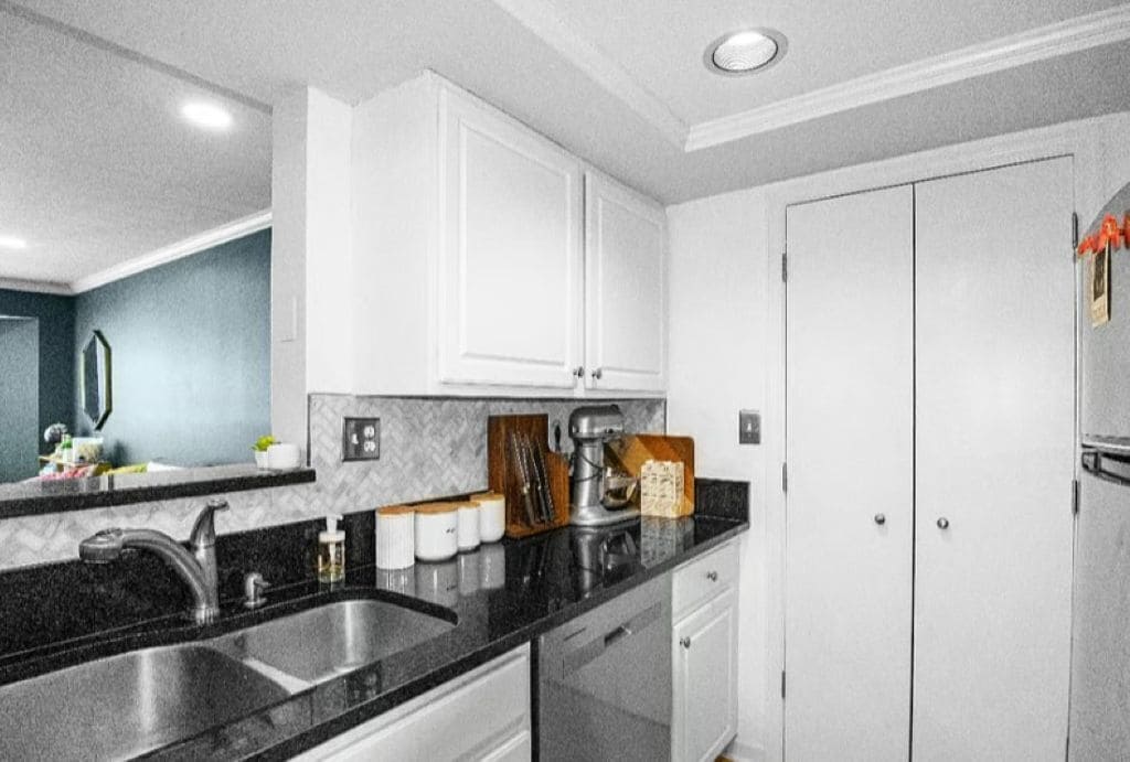 Réfrigérateur, four à micro-ondes, un four, surface de cuisson