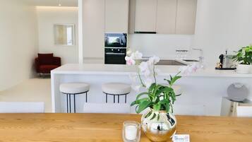 Biệt thự có thiết kế đặc trưng, hồ bơi riêng, quang cảnh vườn | Bếp riêng | Tủ lạnh, lò vi sóng, lò nướng, bếp nấu